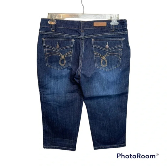 DAISY Fuentes Moda Womens Dark Wash Mid Rise Cropped Carpi Jeans. - Picture 2 of 9